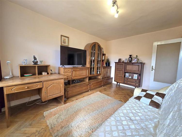 Apartament cu 3 camere decomandat în Rogerius
