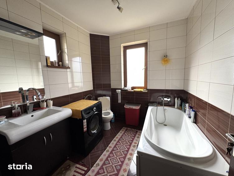 Casă cu 7 camere cu Teren 1317 Mp în Central
