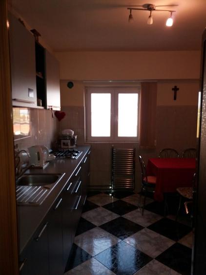 Apartament cu 3 camere decomandat în Km 4-5