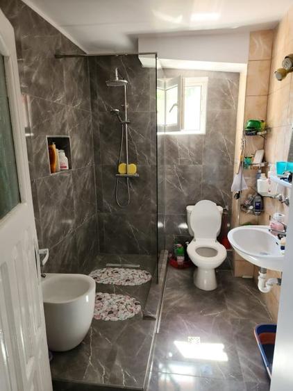 Casă individuală cu 6 camere cu Canalizare în Luna de Sus