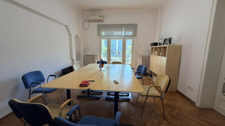 Casă cu 5 camere cu Teren 500 Mp în Central