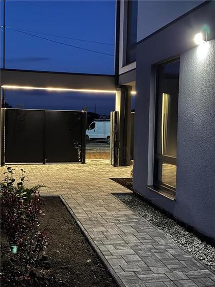 Duplex cu 5 camere cu Canalizare în Dumbrăvița