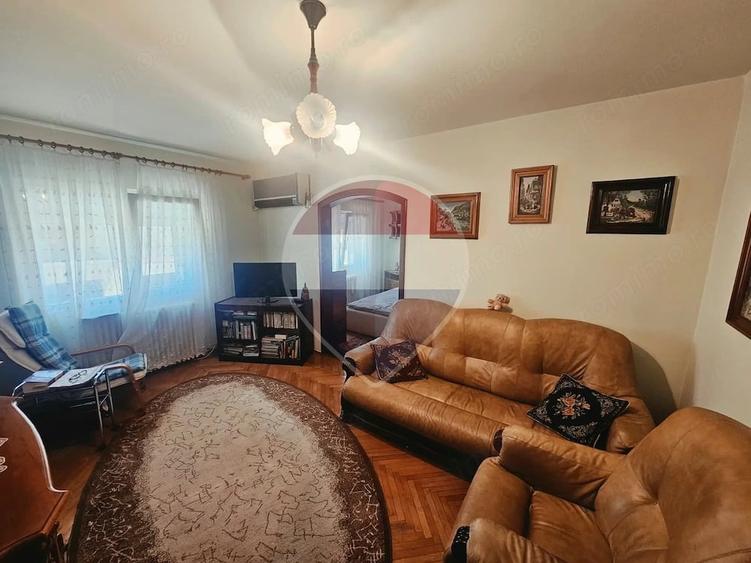 Apartament cu 4 camere decomandat în Central