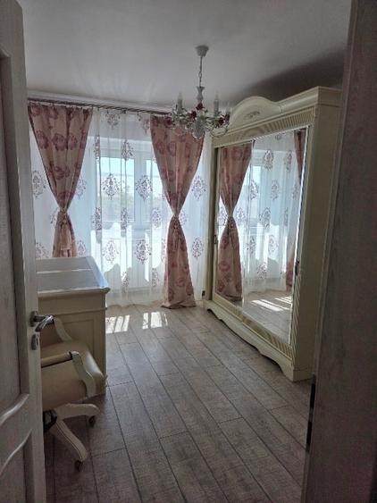Apartament cu 3 camere decomandat, mobilat în Nicolina