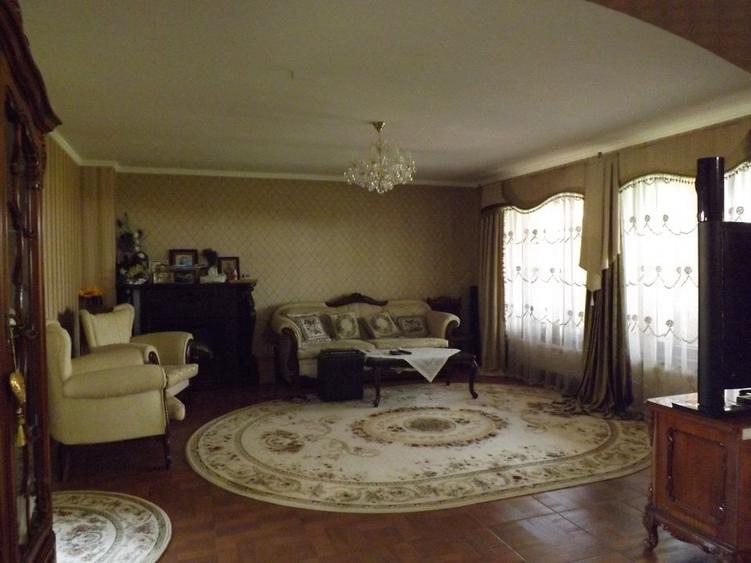 Casă individuală cu 7 camere cu Canalizare în Săcele