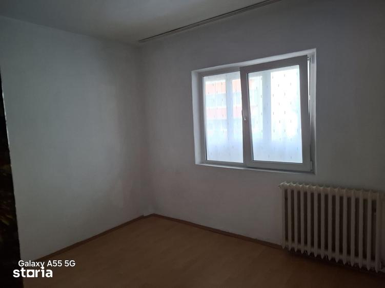 Apartament cu 3 camere decomandat în Tractorul