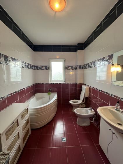 Casă individuală cu 7 camere cu Canalizare în Dumbrăvița