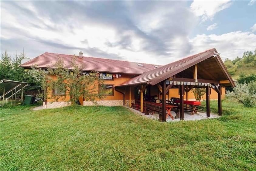 Casă individuală cu 12 camere cu Teren 19841 Mp în Valea Strâmbă