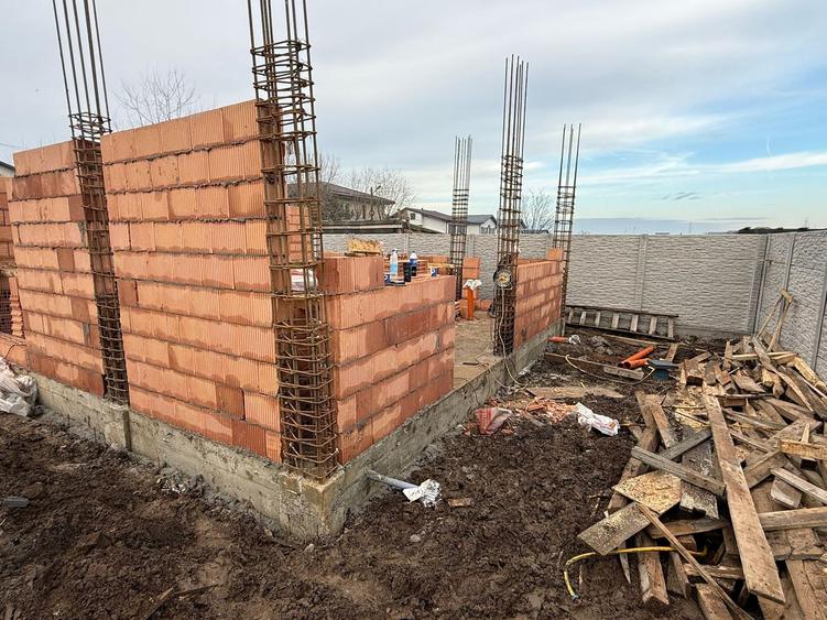Casă cu 4 camere cu Teren 200 Mp în Central