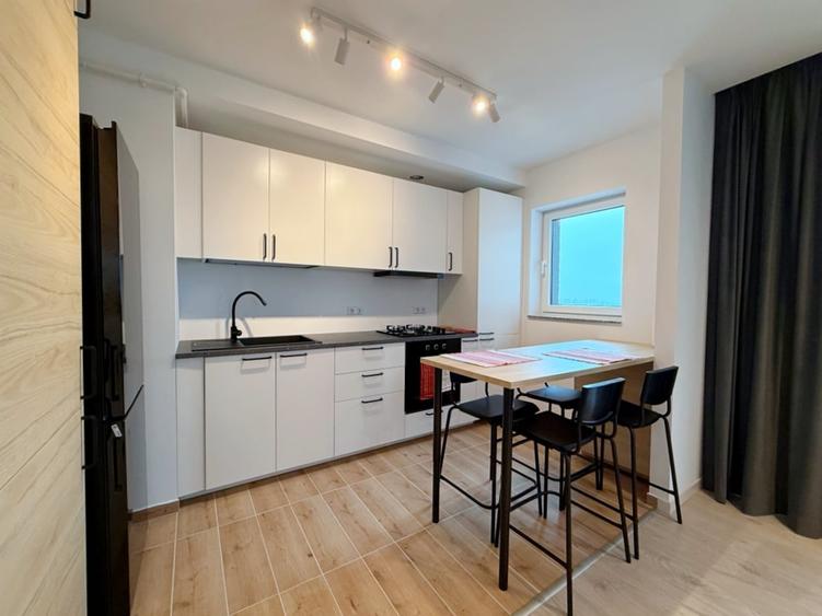 Apartament cu 3 camere semidecomandat în Ghencea