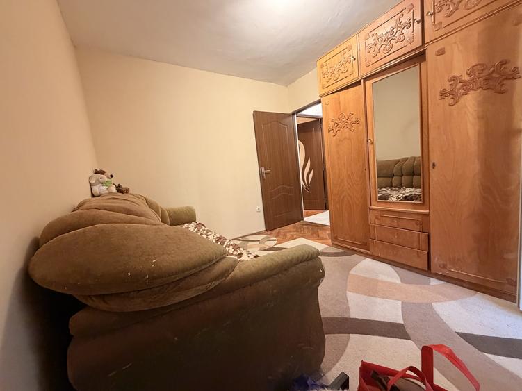 Apartament cu 3 camere semidecomandat, mobilat în Girocului