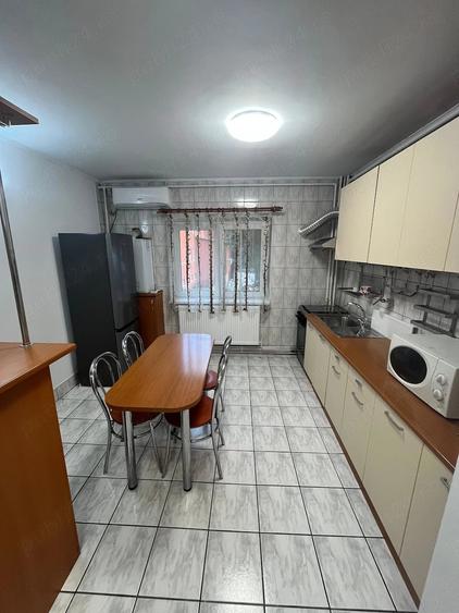 Apartament cu 3 camere decomandat în 13 Septembrie