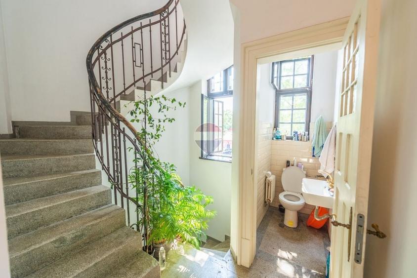 Casă individuală cu 10 camere cu Teren 250 Mp în Gara de Nord
