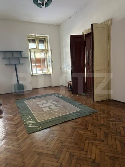 Casă individuală cu 8 camere cu Canalizare în Central