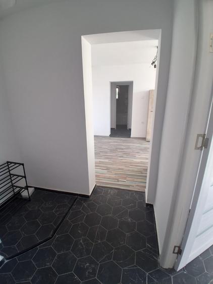 Apartament cu 2 camere semidecomandat în Podu Roș