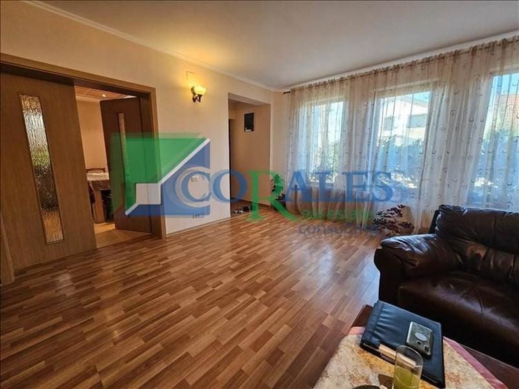 Casă individuală cu 8 camere cu Canalizare în Aradului