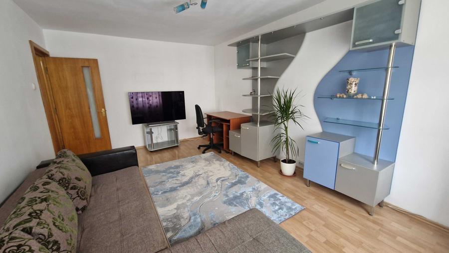 Apartament cu 3 camere decomandat în Casa de Cultură