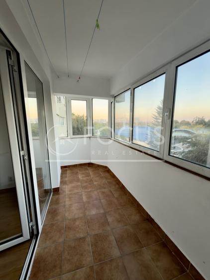 Apartament cu 3 camere semidecomandat, mobilat în Tei
