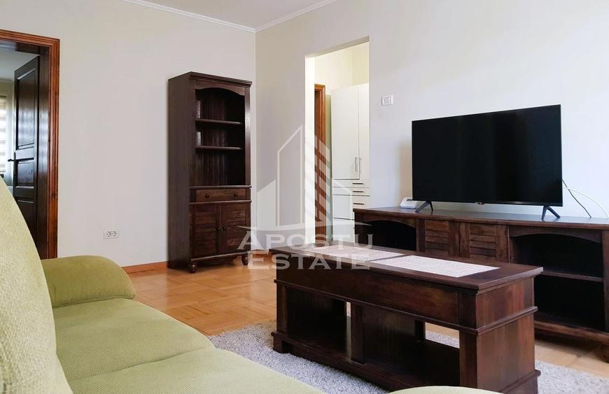 Apartament cu 3 camere semidecomandat, mobilat în Central