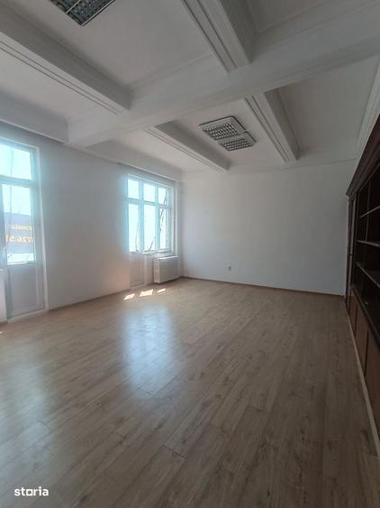 Spațiu comercial, de 2,000 mp, în Universitate