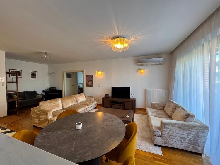 Apartament cu 3 camere semidecomandat în Sisești