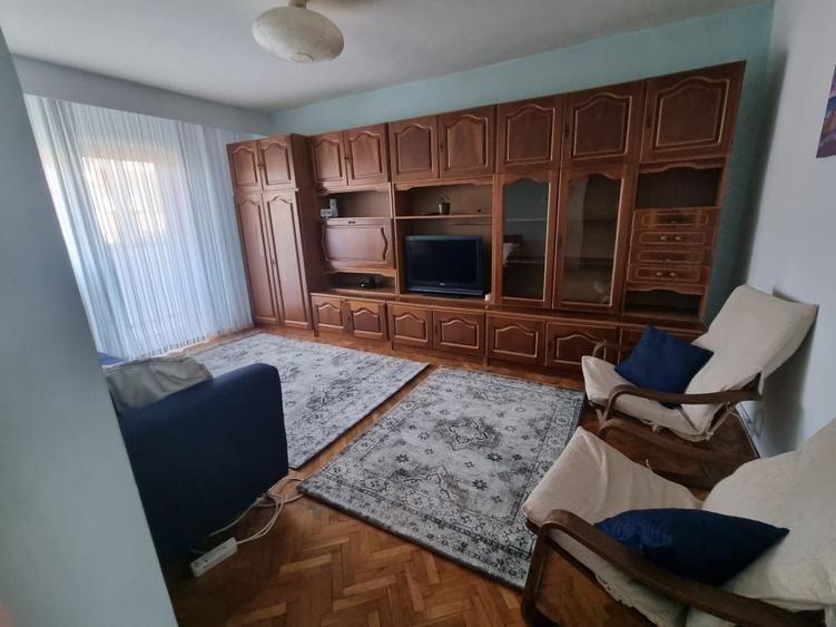 Apartament cu 3 camere decomandat în Florești