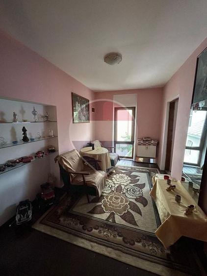 Casă individuală cu 10 camere cu Teren 154 Mp în Central