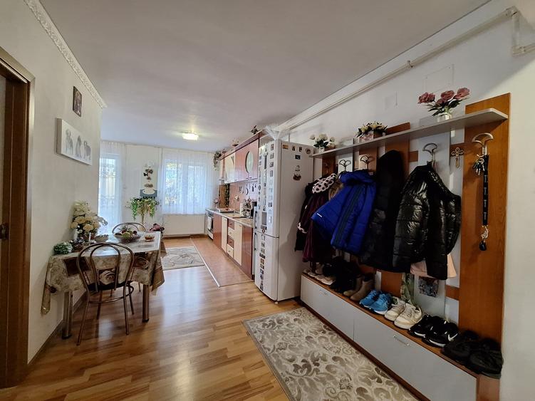 Apartament cu 3 camere semidecomandat, mobilat în Florești — fotografia 1