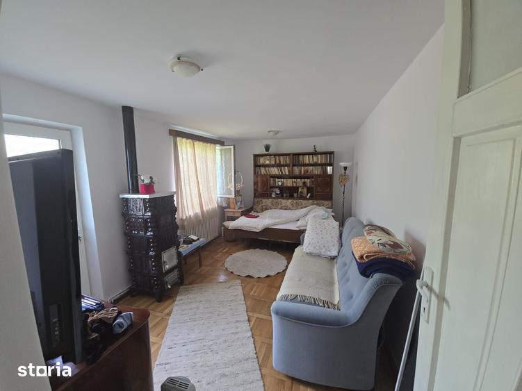 Casă cu 6 camere cu Teren 606 Mp în Lipoveni