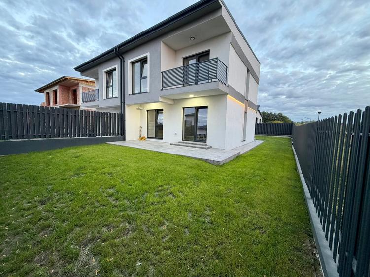 Duplex cu 4 camere cu Canalizare în Bucium