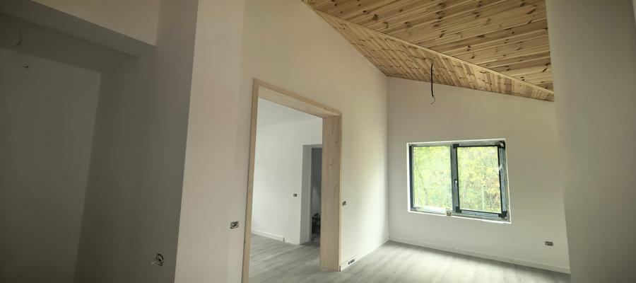 Casă individuală cu 4 camere cu Teren 1017 Mp în Central