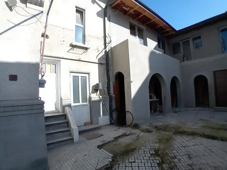 Casă cu 11 camere cu Teren 443 Mp în Vitan