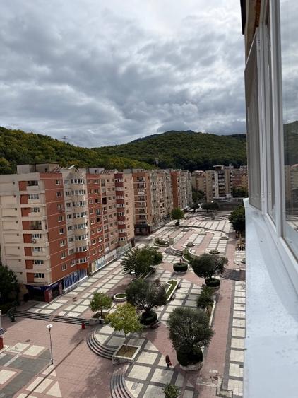 Apartament cu 2 camere semidecomandat, mobilat în Răcădău