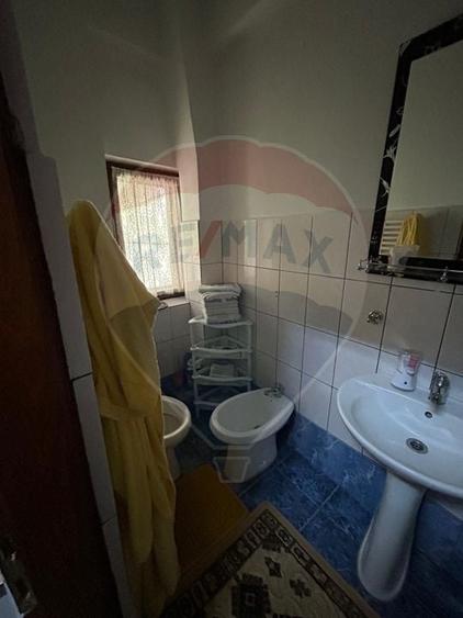 Casă individuală cu 10 camere cu Teren 154 Mp în Central