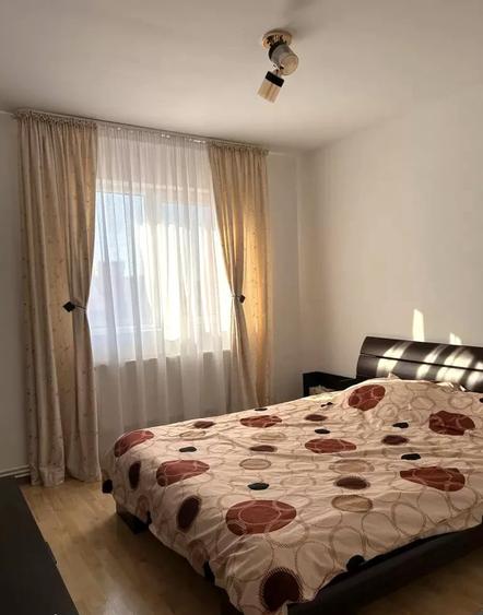 Apartament cu 3 camere decomandat, mobilat în Nicolina