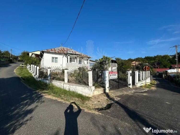 Casă cu 4 camere cu Teren 1236 Mp în Vâlcănești