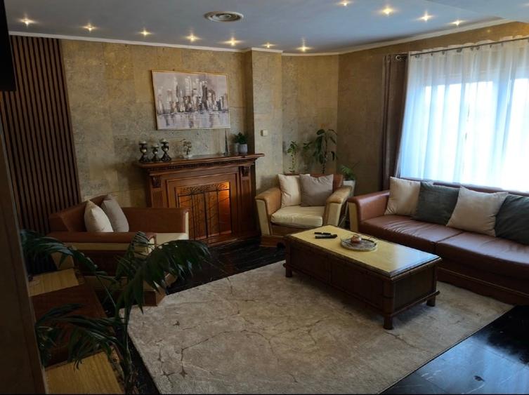 Apartament cu 5 camere decomandat, mobilat în Capitol