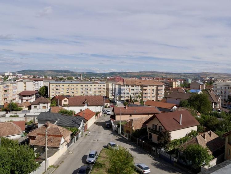 Apartament cu 2 camere decomandat, mobilat în Central
