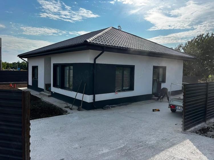 Casă cu Teren 400 Mp în Rediu