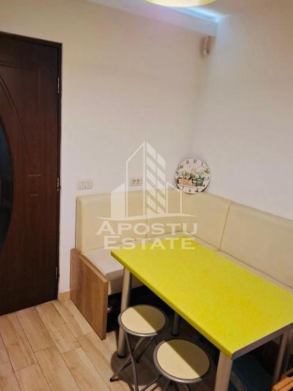 Apartament cu 4 camere decomandat, mobilat în Confecții