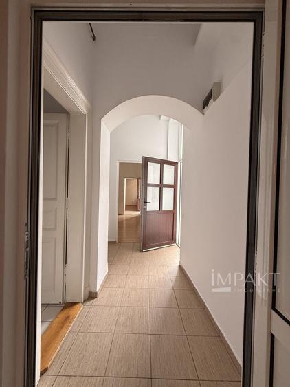 Apartament cu 8 camere decomandat în Central