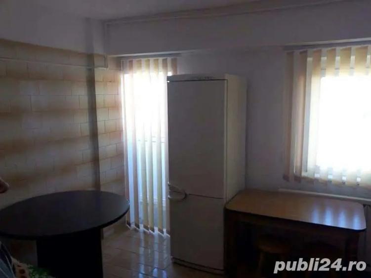 Apartament cu 3 camere semidecomandat în Aviației