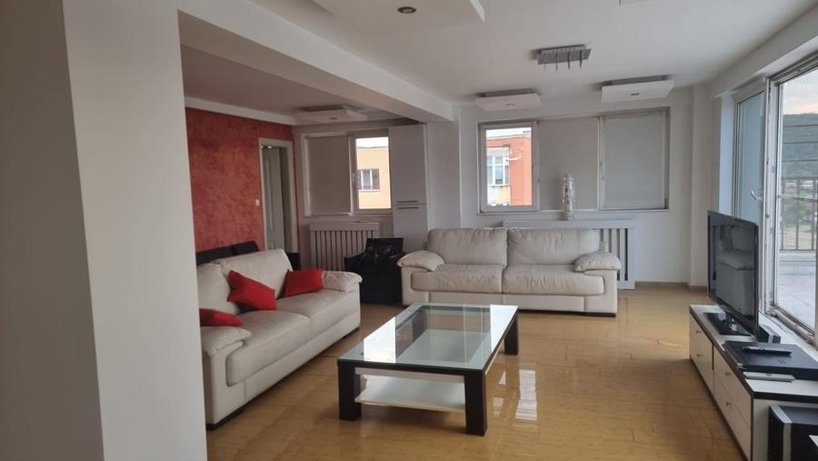 Apartament cu 3 camere decomandat în Libertății