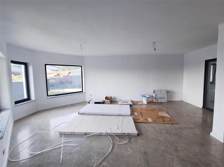 Casă cu 3 camere cu Teren 325 Mp în 9 Mai
