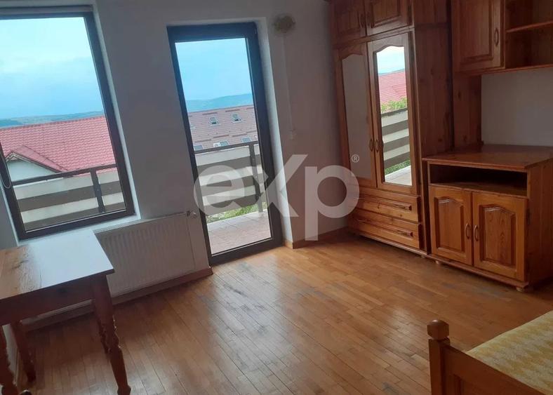 Apartament cu 3 camere semidecomandat în Europa