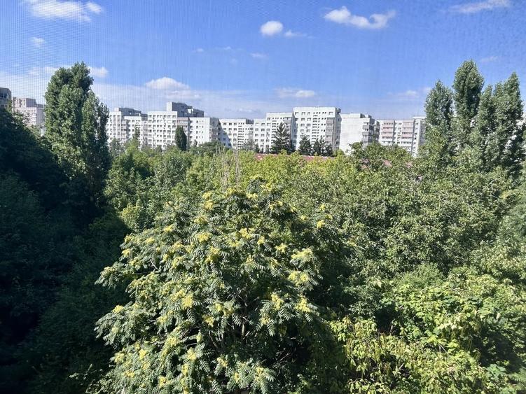 Apartament cu 3 camere semidecomandat în Gorjului