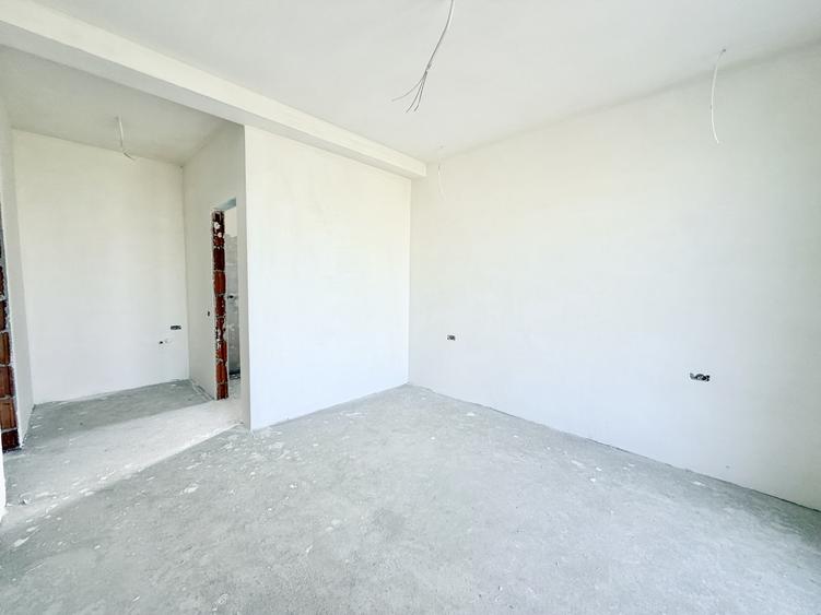 Apartament cu 3 camere semidecomandat în Moșnița Nouă