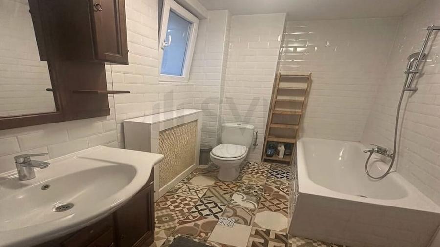 Apartament cu 3 camere semidecomandat în Cișmigiu