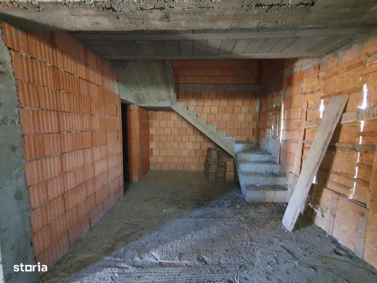 Casă cu 4 camere în Unip
