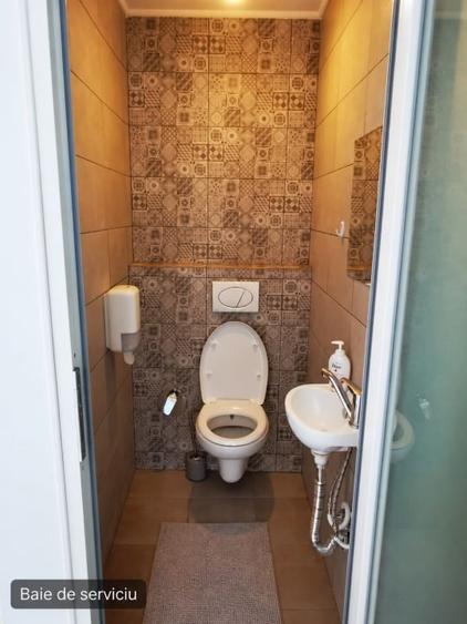 Apartament cu 4 camere semidecomandat, mobilat în Central